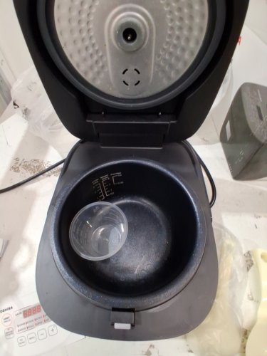 TOSHIBA NON-STICK DIGITAL RICE COOKER - 3 CUP (UNCOOKED) CAPACITY - GREY - (MODEL: rc-5dstca) image 3