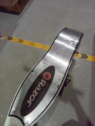 Razor e200 Electric Scooter - white / red (13112410) image 9