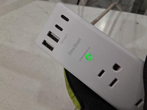 One Beat Surge Protector Outlet Extender with 4 USBs - 1800 Joules - white (model: OB3W6C2A) image 5