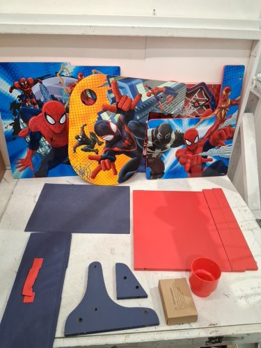 DELTA CHILDREN MARVEL ULTIMATE SPIDER-MAN CHAIR DESK WITH STORAGE BIN - 50LB - RED/BLUE (MODEL: TC85877SM) image 3