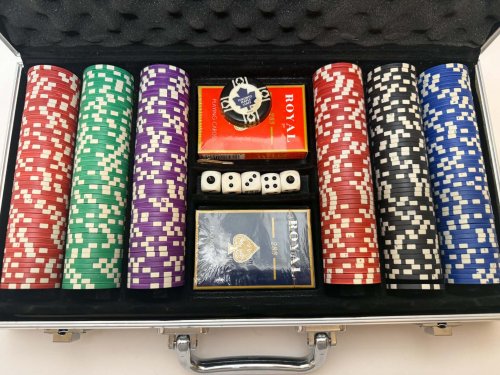 Toronto Maple Leaf Poker Set with 2 decks of cards, 5 dice and 11.5g of chips image 2
