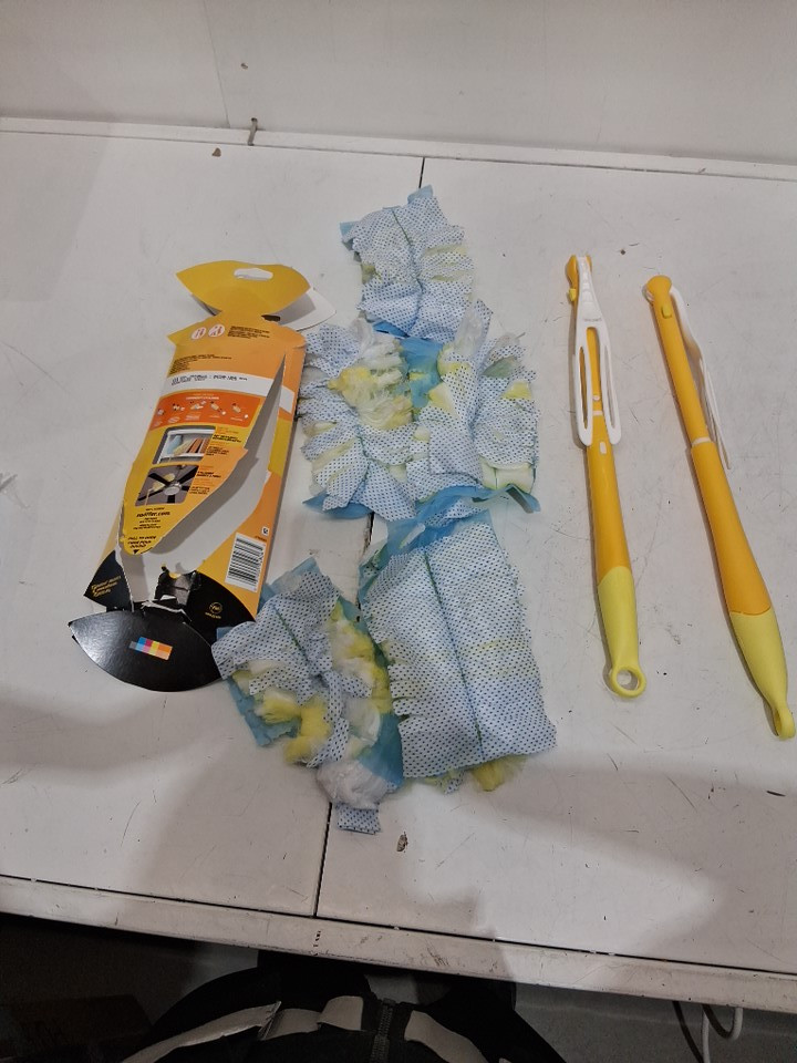 2pk SWIFFER DUSTERS HEAVY DUTY 3FT EXTENDABLE HANDLE STARTER KIT FOR MULTI SURFACE CLEANING with 7PK of DUSTERS - yellow image 2