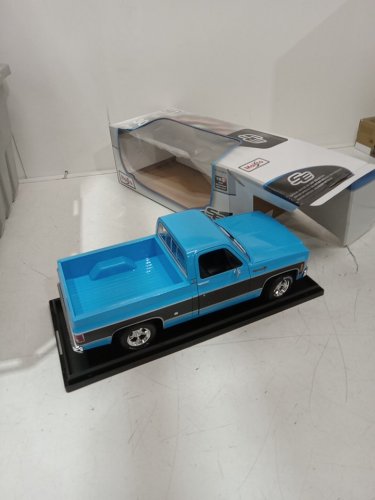 maisto 1974 Chevrolet C10 Cheyenne Super Collectible Model Die Cast Truck - 1:18 scale - Blue & black (model: 9897765) image 3
