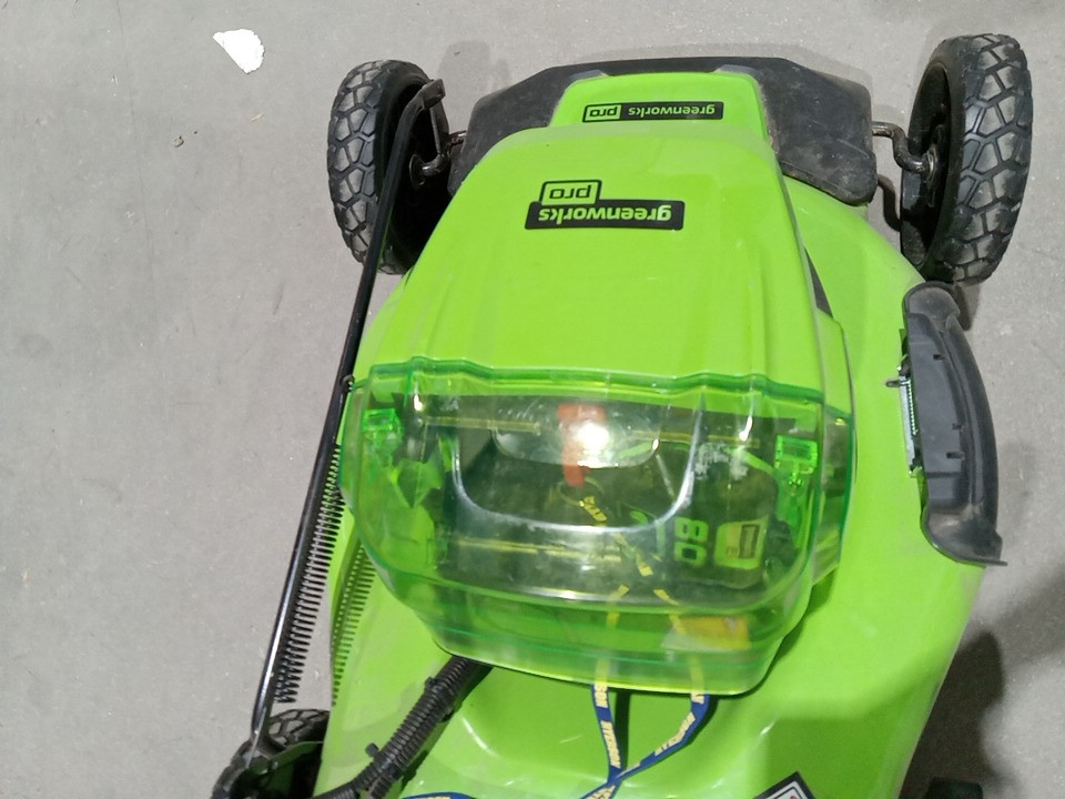 Greenworks Self-Propelled Lawn Mower with 1 Extra Blade and battery charging station - 80V - 21" - 2.0 AH + 4.0 AH Battery - Green (Model: LMB455) image 10
