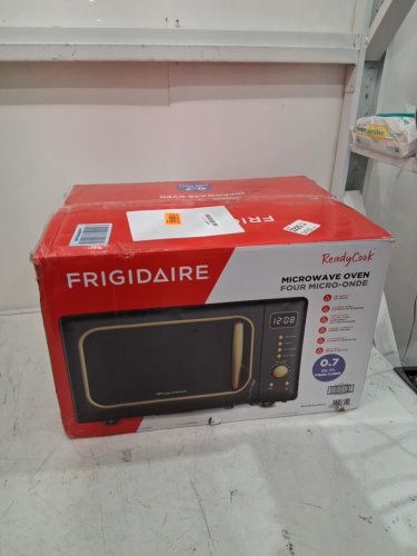 Frigidaire Retro Microwave Oven - 0.7CU.FT - 700W - retro Black/Gold (Model: EMW788-BLACKGLD) image 2