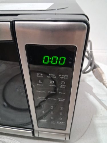 black and decker stainless steel microwave - 700W - 0.7 cuft - black/silver (model: em720cB7-P/CA) image 6