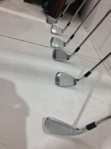 7PC Kirkland Signature Elevate 115 R Flex Right Handed Golf Clubs - 38" - Grey Handle (MODEL: 1740668) image 5
