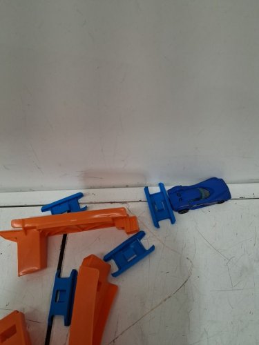 HOT WHEELS CRISS CROSS CRASH MOTORIZED TRACK SET WITH 4 HIGH SPEED CRASH ZONES AND RACE CAR - BLUE/ORANGE (MODEL: DTN42) image 4