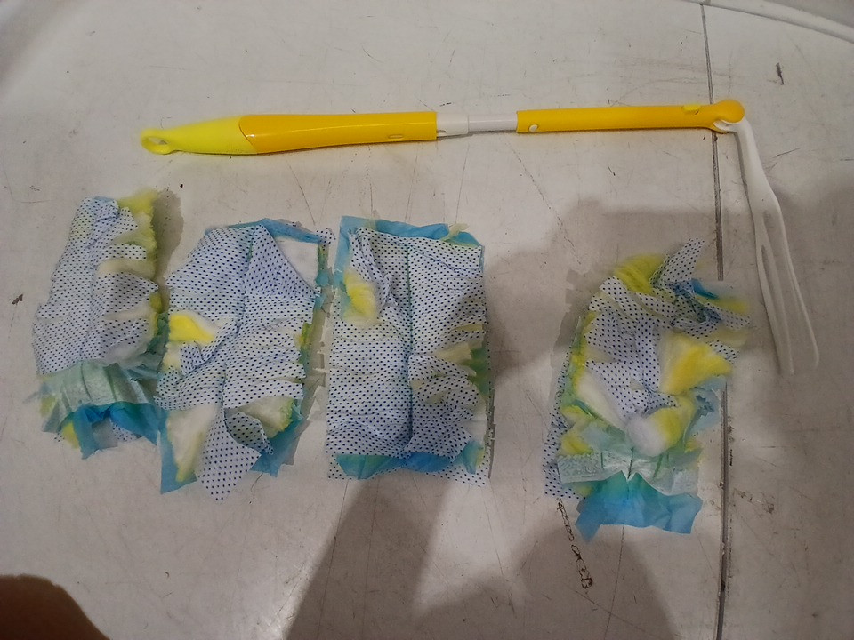 5pc SWIFFER EXTENDABLE DUSTERS KIT FOR MULTI SURFACE CLEANING - 3ft - yellow image 3