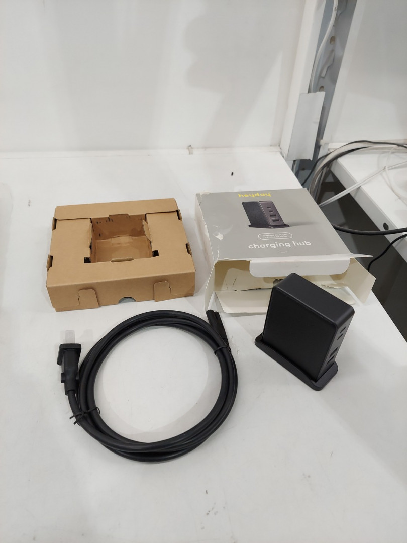 heyday 4-port charging hub with 2x usb-c & 2x usb-a ports - black saffiano (model: 080 08 0062) image 3