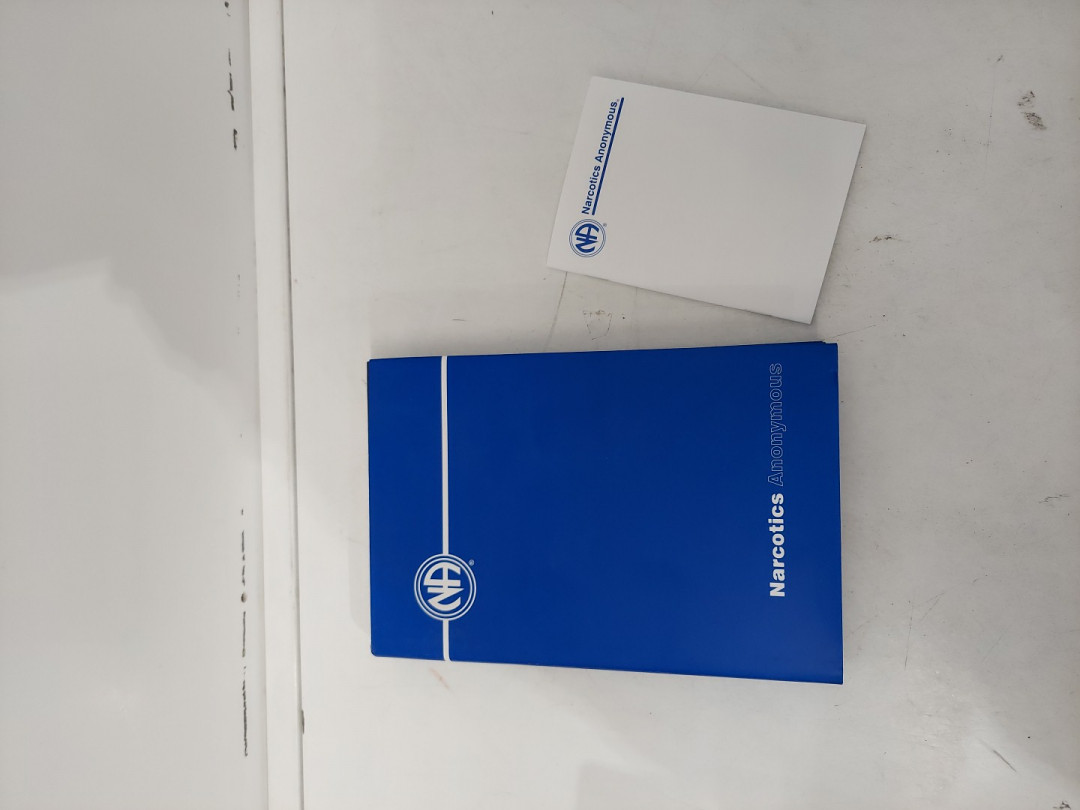 (Hardcover) 2PC Narcotics Anonymous Basic Text (6th Edition) with white booklet by Narcotics anonymous World services image 2