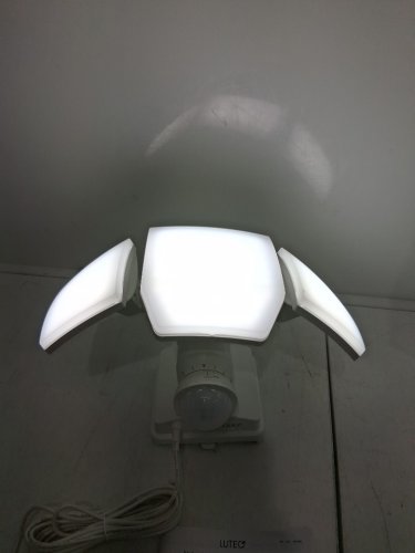 LUTEC MOTION ACTIVATED SOLAR SECURITY LED FLOOD LIGHT - 5000K - 3000LM - WHITE (MODEL: 1937995) image 4