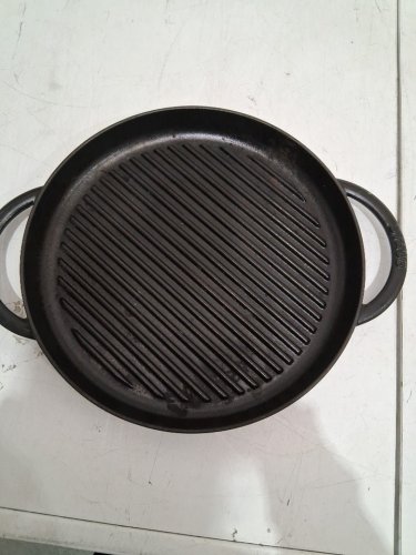 staub grill pan with integrated handles - 12" round - cast iron (model: 1894933) image 3