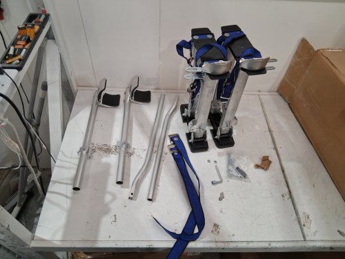 Drywall Stilts Adjustable Aluminum Tool Stilts with Protective Knee Pads - 15''-30'' - silver/blue image 2