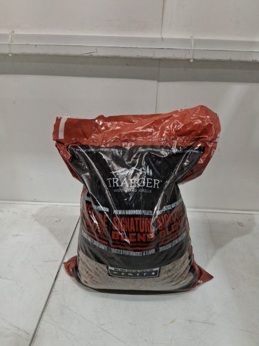 traeger wood fired grills premium SIGNATURE BLEND hardwood pellets - 20lbs - (model: pel337) image 2