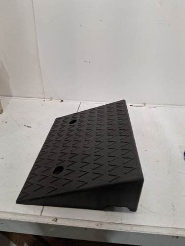 Toolsempire Rubber Curb Ramp - 19" x 13"x 5"- black (model: aw10034) image 3