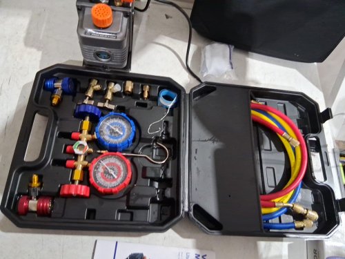 OMT SINGLE STAGE VACUUM PUMP AND MANIFOLD GAUGE SET - 4 CFM - 1.3 H/P - BLACK image 3