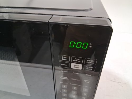 DANBY COUNTERTOP MICROWAVE- 0.9 CU. FT - 900W - BLACK (MODEL: DBMW0921BBB) image 4