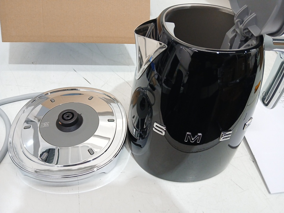 SMEG retro style cordless electric kettle with automatic shut off & built in filter - 1.7L - BLACK (model: klf03blus) image 4