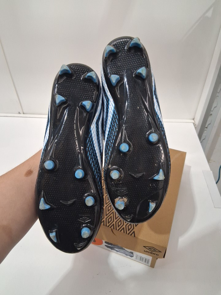 kid's umbro soccer football cleats - size 4 - black/blue (style: 1985170) image 3