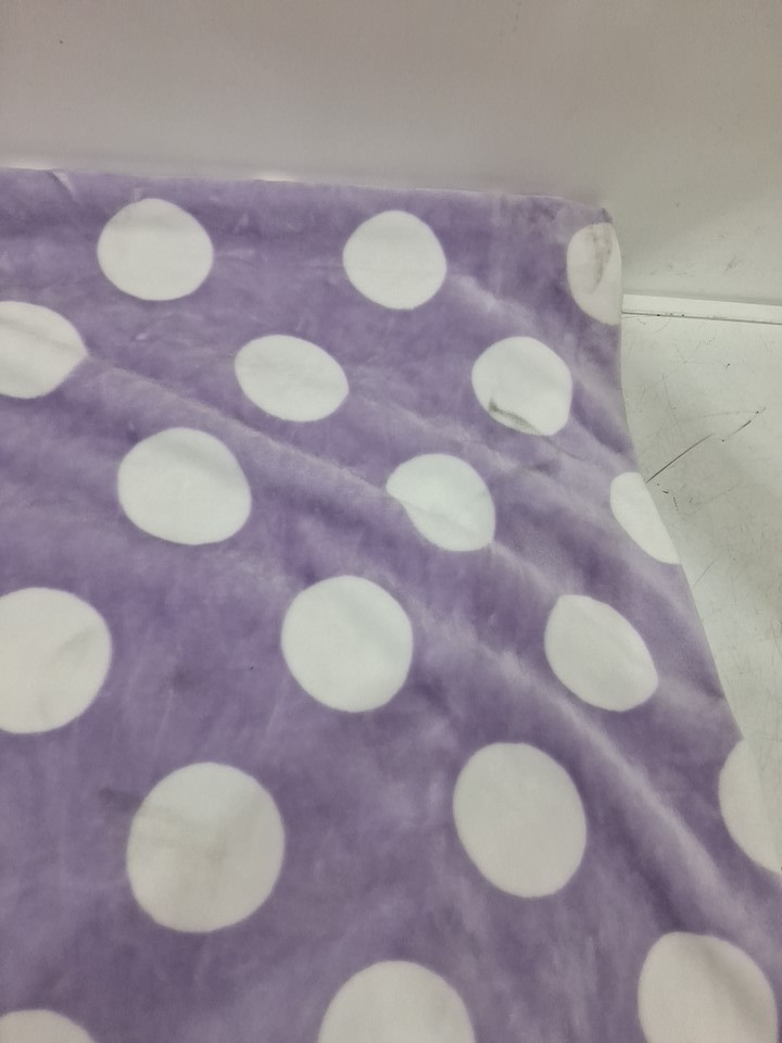kate spade plush throw blanket - 60" x 70" - PURPLE/WHITE POLKA DOTS (model: 1859162) image 4