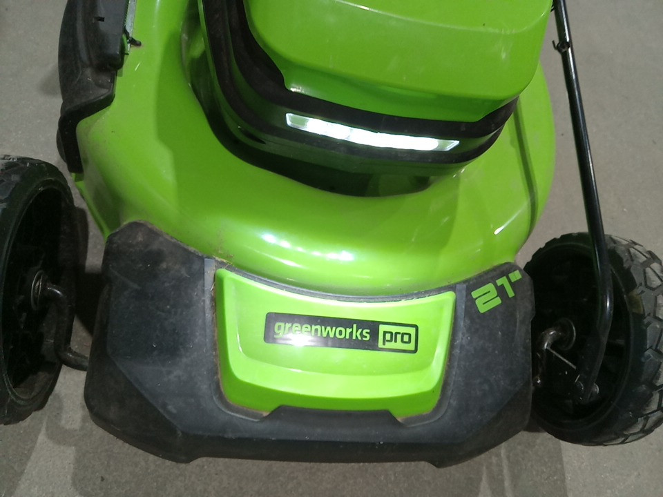 Greenworks Self-Propelled Lawn Mower with 1 Extra Blade and battery charging station - 80V - 21" - 2.0 AH + 4.0 AH Battery - Green (Model: LMB455) image 13