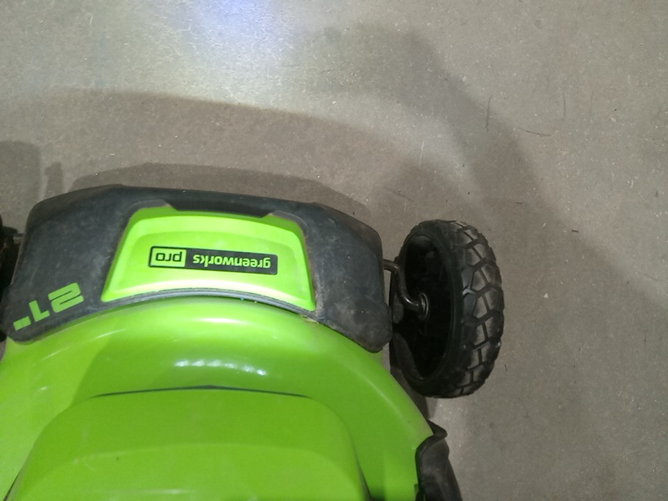Greenworks Self-Propelled Lawn Mower with 1 Extra Blade and battery charging station - 80V - 21" - 2.0 AH + 4.0 AH Battery - Green (Model: LMB455) image 14