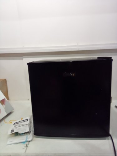 MIDEA COMPACT REVERSIBLE SINGLE DOOR REFRIGERATOR/FREEZER - 1.6 CU.FT - BLACK (MODEL: WHS-65LB1) image 3