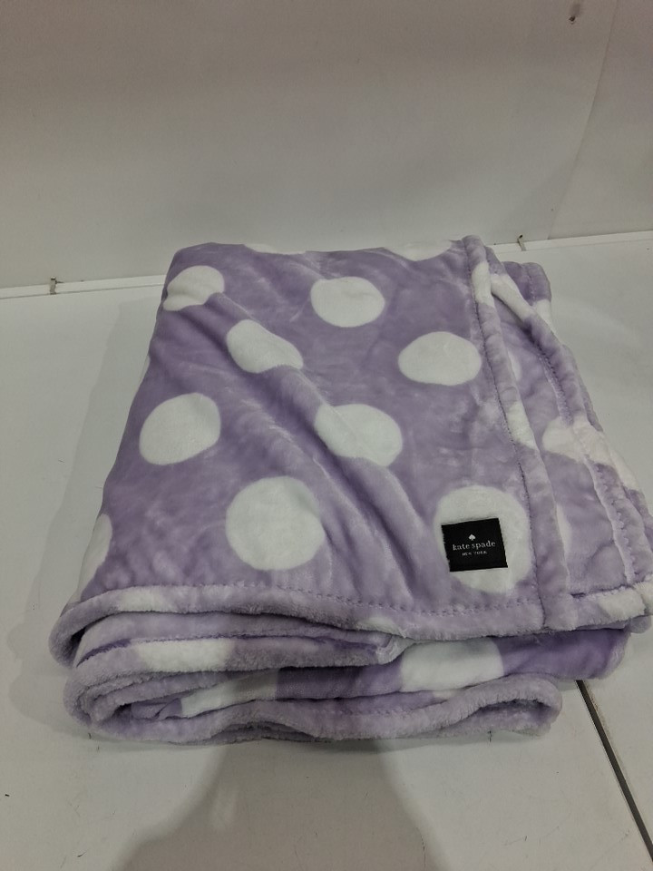 kate spade plush throw blanket - 60" x 70" - PURPLE/WHITE POLKA DOTS (model: 1859162) image 2
