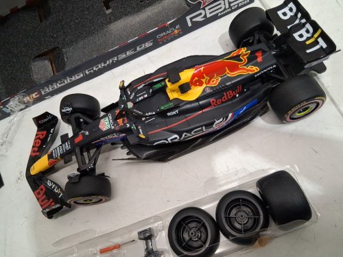 MAISTO TECH FORMULA 1 ONE SERGIO PEREZ #11 ORACLE REDBULL CAR - 1:10 SCALE - BLACK/RED (MODEL: 1739888) image 4