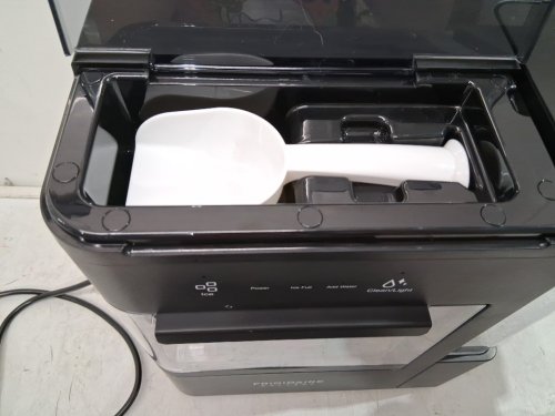 Frigidaire Gallery 38 lbs. Countertop Nugget Ice Maker-easy crush ice-Black (model: efic264-black/fgic264-black) image 4