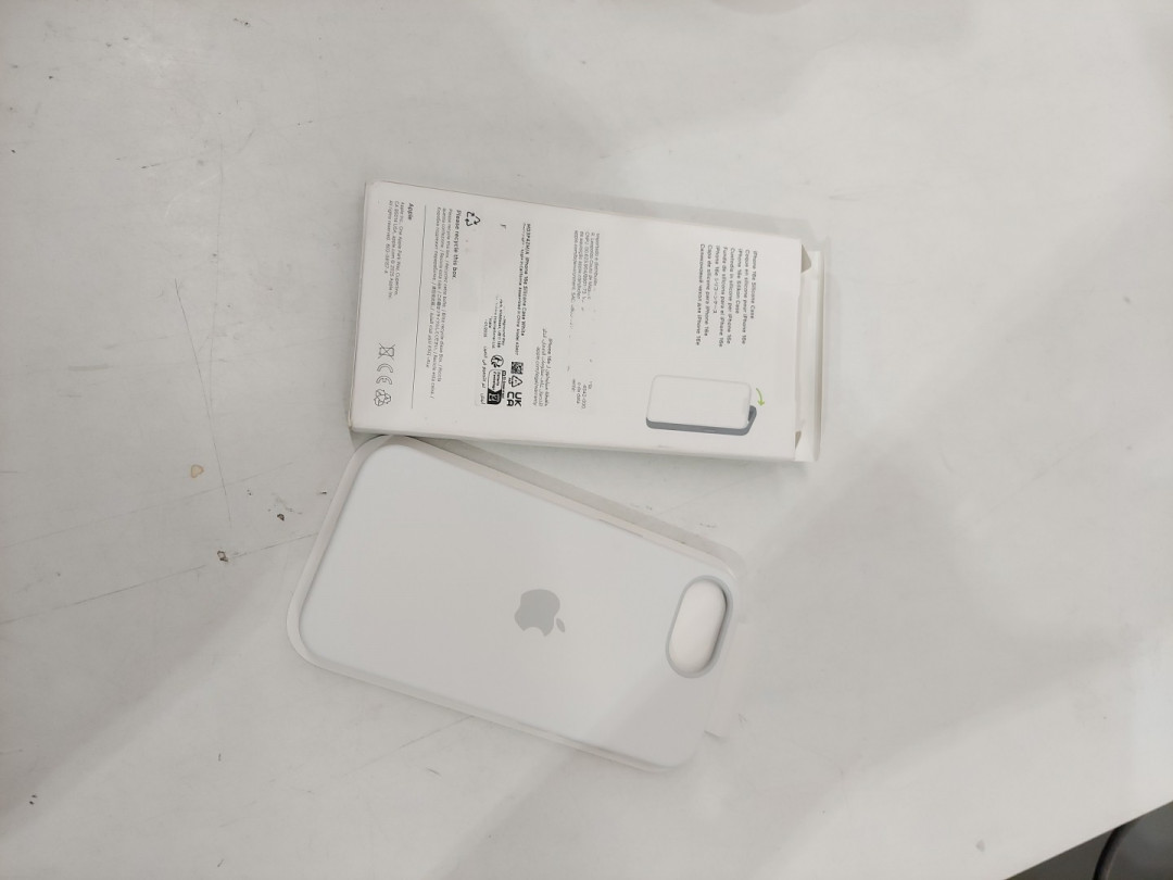 Apple iPhone 16e Silicone Case - White (model: A3407) image 4