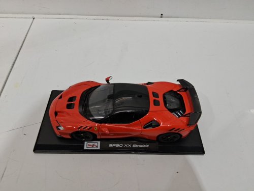 Maisto Ferrari SF90 XX Stradale collector car - 1:18 - red/black image 2