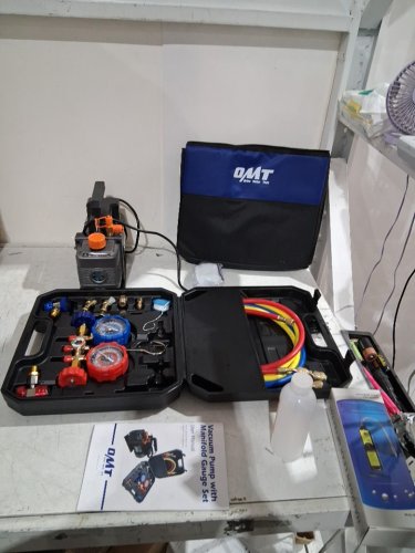 OMT SINGLE STAGE VACUUM PUMP AND MANIFOLD GAUGE SET - 4 CFM - 1.3 H/P - BLACK image 2