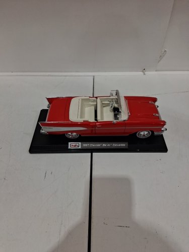 maisto Special Edition 1957 chevrolet bel air convertible diecast model car - 1:18 scale - red (model: 9897765) image 3