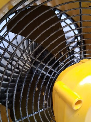 DEWALT 360° ADJUSTABLE TILTING AIRFLOW FLOOR FAN WITH 3-SPEED - 4000 CFM MAX - 16" - YELLOW / BLACK (MODEL : DXF1616/ 9631000) image 5