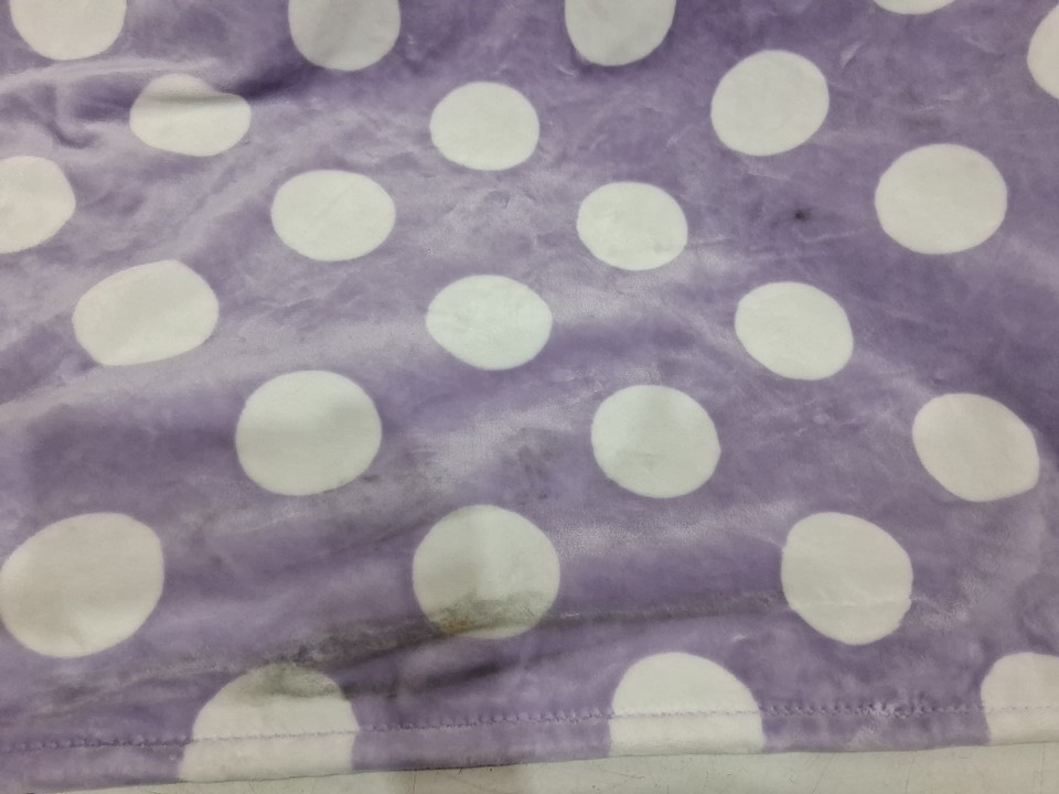 kate spade plush throw blanket - 60" x 70" - PURPLE/WHITE POLKA DOTS (model: 1859162) image 3