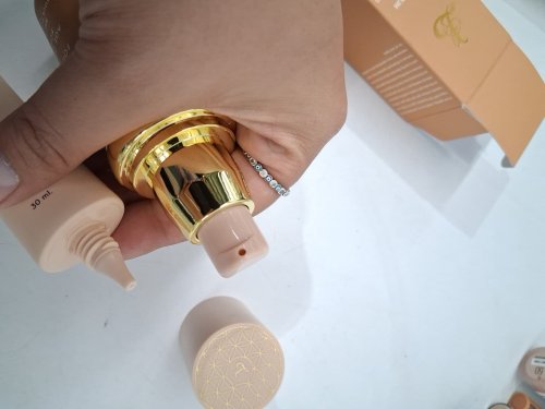 2 assorted colour changing foundations - 30ml/30g - luxe colour changing foundation / legacare medium spectrum age defying changing foundation with spf50 image 4