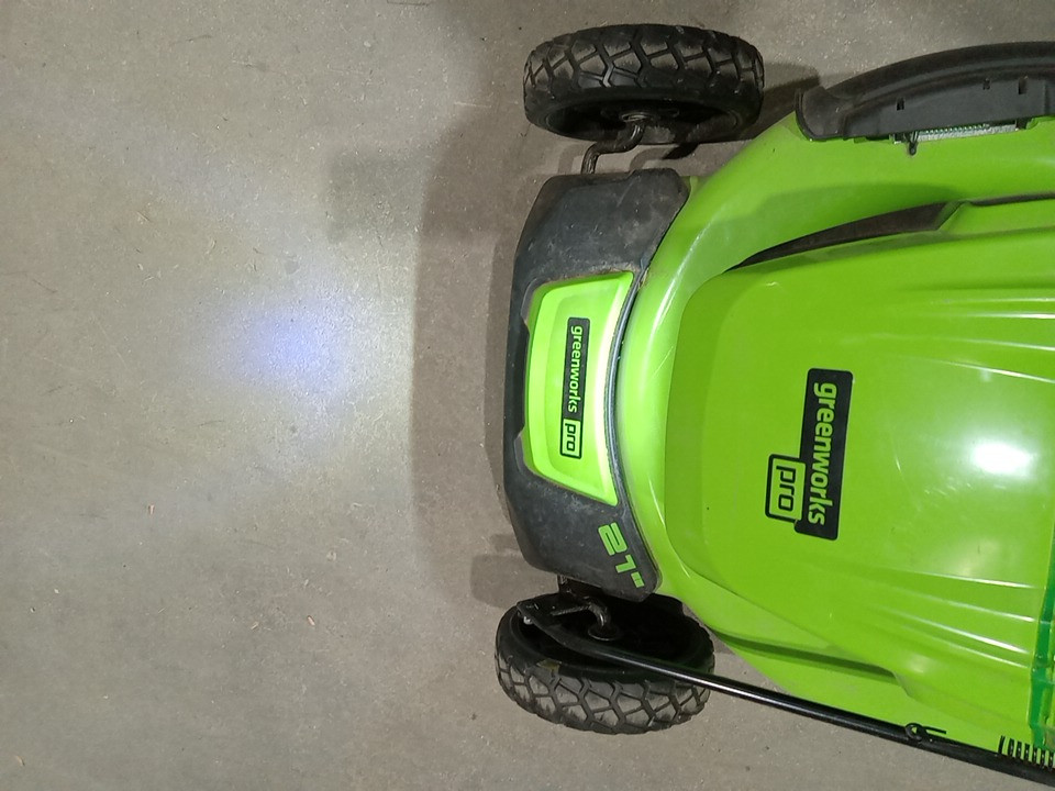 Greenworks Self-Propelled Lawn Mower with 1 Extra Blade and battery charging station - 80V - 21" - 2.0 AH + 4.0 AH Battery - Green (Model: LMB455) image 5