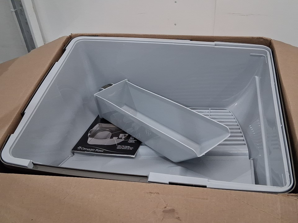 OMEGA PAW ROLL 'N' CLEAN SELF CLEANING LITTERBOX - WHITE & METALLIC BRONZEY GREY (MODEL: NRA20) image 3