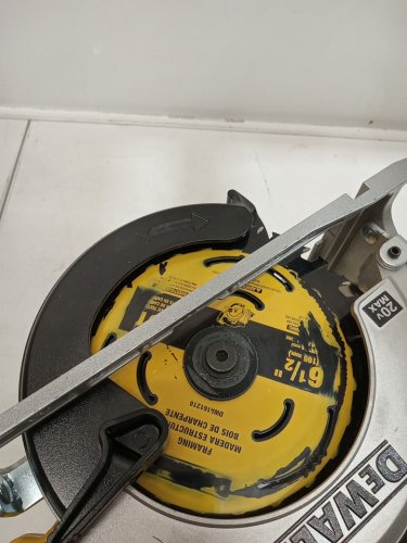 DEWALT 20V MAX* 6-1/2" Circular Saw Kit, with 5.0-Ah battery and charger (model: DCS391P1) image 15