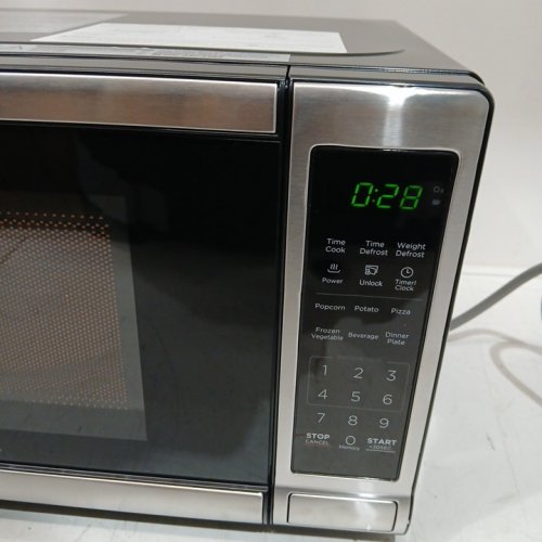 black and decker stainless steel microwave - 700W - 0.7 cuft - black/silver (model: em720cB7-P/CA) image 5