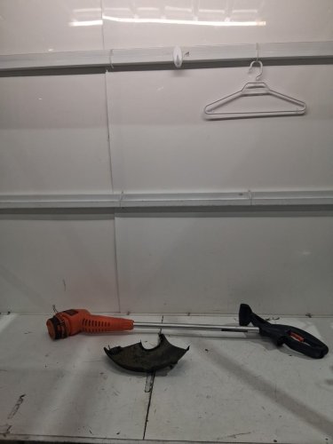 BLACK + DECKER 2-IN-1 CORDed STRING TRIMMER AND EDGER KIT- 13" CUT SWATH - orange/black (MODEL: st7700) image 3