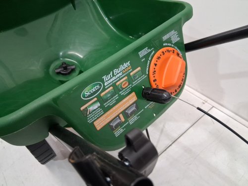 scotts turf builder edgeguard mini broadcast spreader - 5000sq.ft - green (model: LB14803/75121) image 5