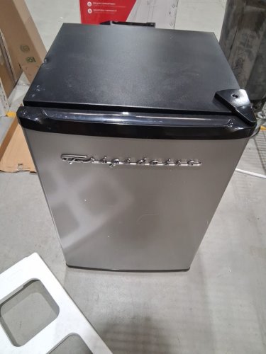 Frigidaire platinum series compact/mini refrigerator - 2.5cu.ft - stainless steel/black (model: efr285-e-6com) image 3