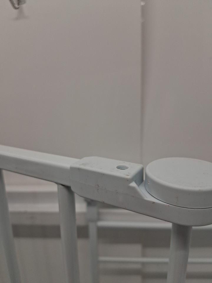 regalo adjustable flexi wide baby gate - 28" - 76" x 30" - white (model: 1175ds) image 4