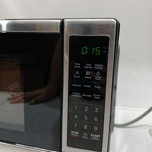 black and decker stainless steel microwave - 700W - 0.7 cuft - black/silver (model: em720cB7-P/CA) image 6