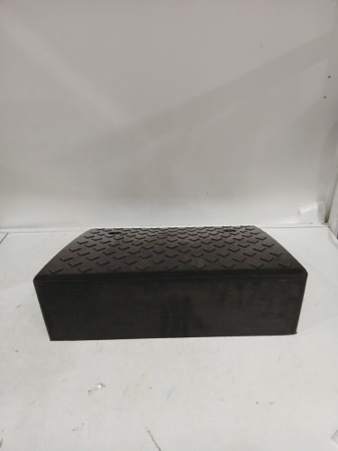 heavy duty portable rubber threshold curb ramp - 18" x 15" x 5.5" - black image 7