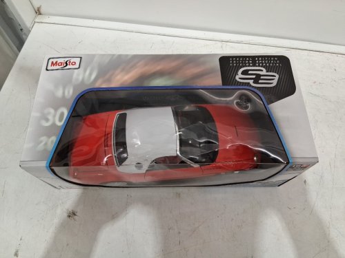 Maisto Special Edition 2002 Ford Thunderbird Die Cast Model - 1:18 Scale - Red/White - image 4