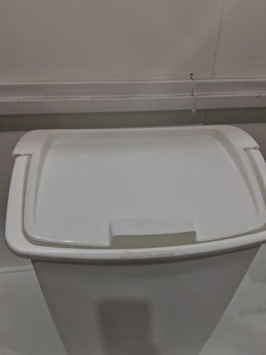 RUBBERMAID SWING TOP LID GARBAGE CAN - 13GAL - WHITE image 3